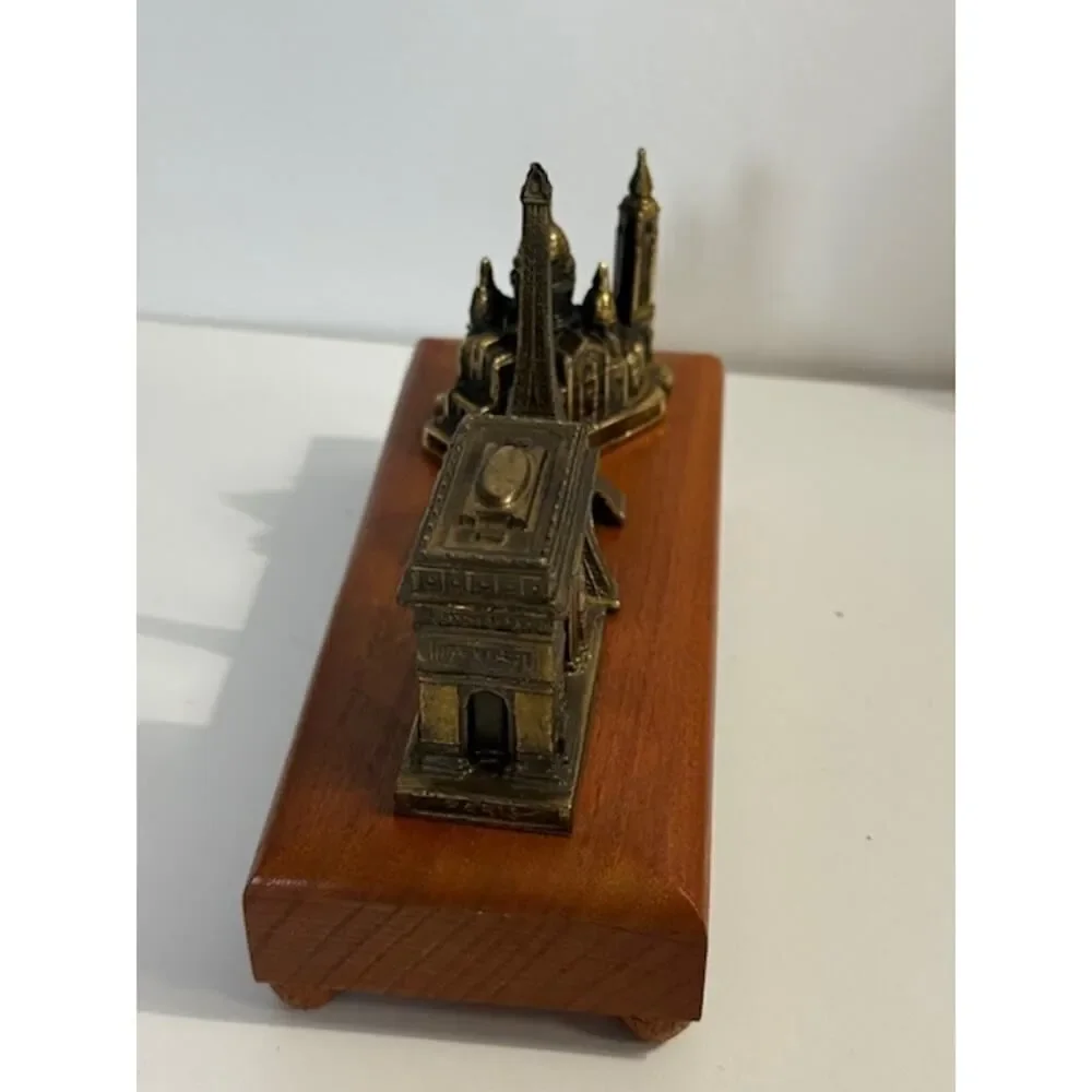 Souvenier de Paris Eiffel Tower, Arc de Triomphe, & Le Sacre Music Box